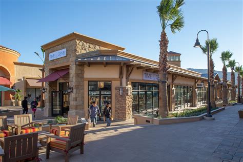 desert hills premium outlets restaurants.